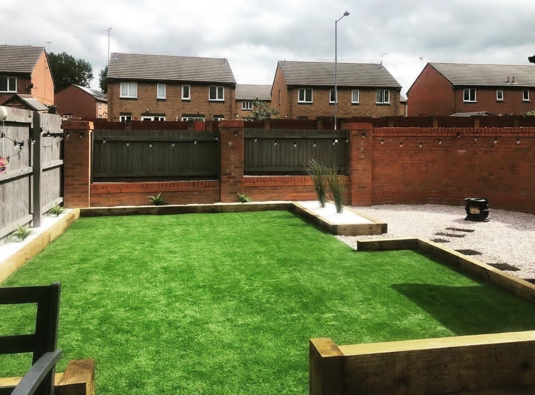 Shitlawns's tweet photo. "Natural looking artificial grass" ... Debatable! "Safe for Animals" unless you're a wild bird, hedgehog, fox, insect, arachnid, amphibian, reptile, mollusc and so on! @Grasswarehouse https://t.co/qAjFkJ0kA2