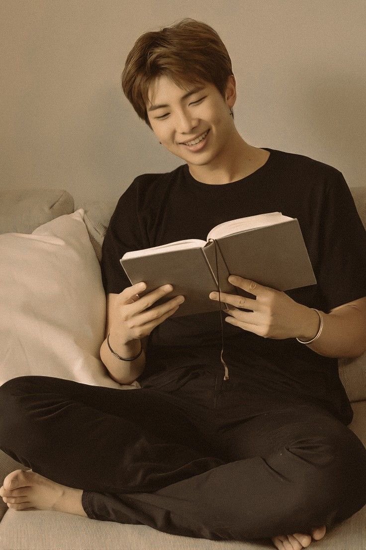 Fathusafnas7's tweet photo. Cheerful birthday wishes to our greatest leader RM🥂We love you &amp; support you the most as you have always been the pillar of our team💯Proud of you for every steps you have taken with courage✨
#bts needs you💜Stay healthy &amp; handsome as always💖
#HappyBirthdayNamjoon
#NAMJOONDAY https://t.co/V0sL0AIqeD