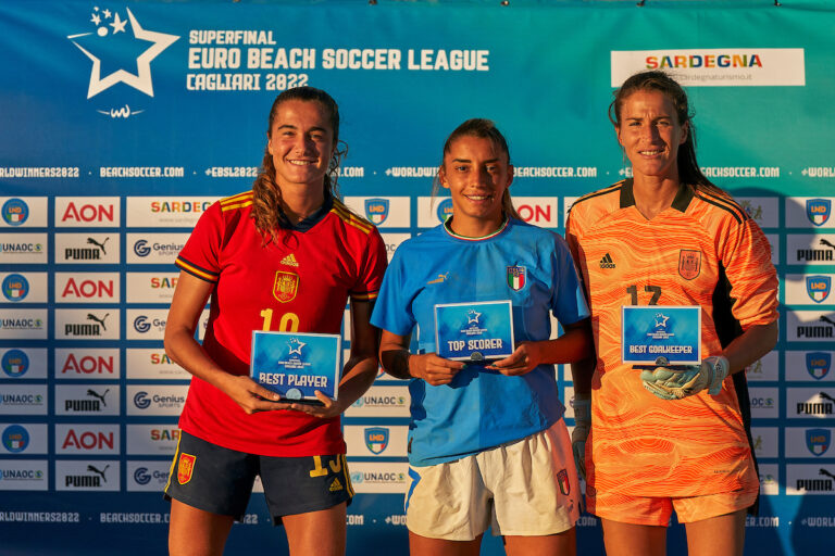 #ESPORTS | ℹ️ La llavanerenca Adriana Manau s'acaba de proclamar campiona d'Europa de futbol platja amb la selecció espanyola i l'han escollit millor jugadora del torneig. La final de l'Euro Beach Soccer es va jugar ahir. Info👉beachsoccer.com/spain-win-the-… Un orgull per a #Llavaneres!