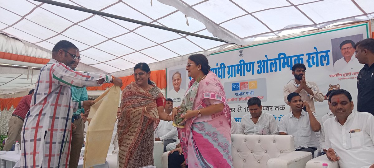 DmDausa's tweet image. दौसा जिला मुख्यालय पर राजीव गांधी ग्रामीण ओलम्पिक खेल प्रतियोगिता का मंत्री ममता भूपेश ने किया उद्घाटन। जिला प्रमुख हीरालाल सैनी, डीएम कमर चौधरी सहित अन्य अतिथि। #Daisa @DIPRRajasthan @RajCMO @RajGovOfficial @MamtaBhupesh @qummerchoudhary