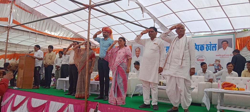 DmDausa's tweet image. दौसा जिला मुख्यालय पर राजीव गांधी ग्रामीण ओलम्पिक खेल प्रतियोगिता का मंत्री ममता भूपेश ने किया उद्घाटन। जिला प्रमुख हीरालाल सैनी, डीएम कमर चौधरी सहित अन्य अतिथि। #Daisa @DIPRRajasthan @RajCMO @RajGovOfficial @MamtaBhupesh @qummerchoudhary