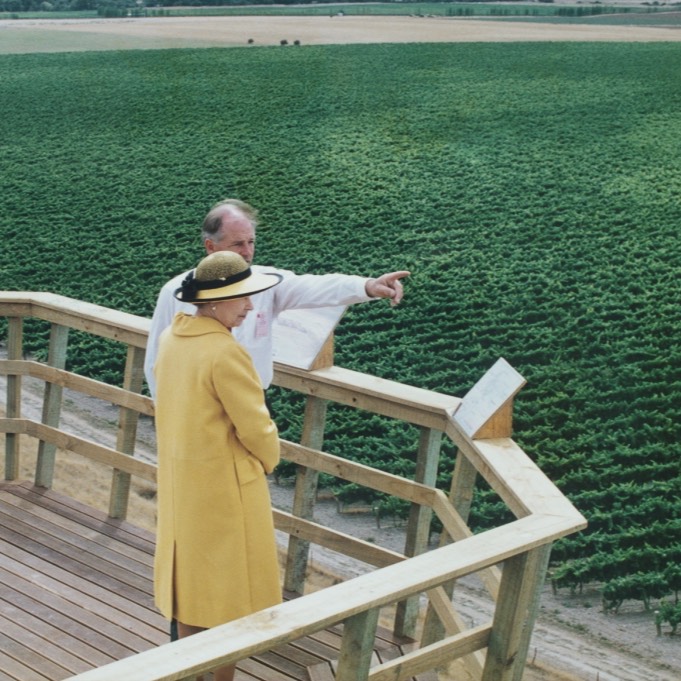 8 September 2022 saw the passing of a great monarch, Her Majesty Queen Elizabeth II. In February 1990 we were honoured to have Her Majesty visit Brancott Estate in Marlborough where she planted two Sauvignon Blanc grapevines to commemorate the royal visit. Credit: Pernod Ricard.