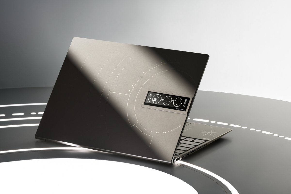 AsusFrance's tweet photo. Innover et bien plus encore ! ✨
Avec son design inspiré de l'espace, son écran OLED #ZenVision situé sur le dessus et son processeur puissant, vous voyagerez dans une autre galaxie grâce au #Zenbook 14X OLED Space Edition 🚀 https://t.co/BpzTE1cFgT