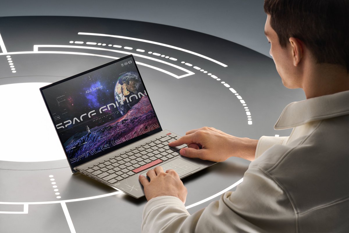 AsusFrance's tweet photo. Innover et bien plus encore ! ✨
Avec son design inspiré de l'espace, son écran OLED #ZenVision situé sur le dessus et son processeur puissant, vous voyagerez dans une autre galaxie grâce au #Zenbook 14X OLED Space Edition 🚀 https://t.co/BpzTE1cFgT