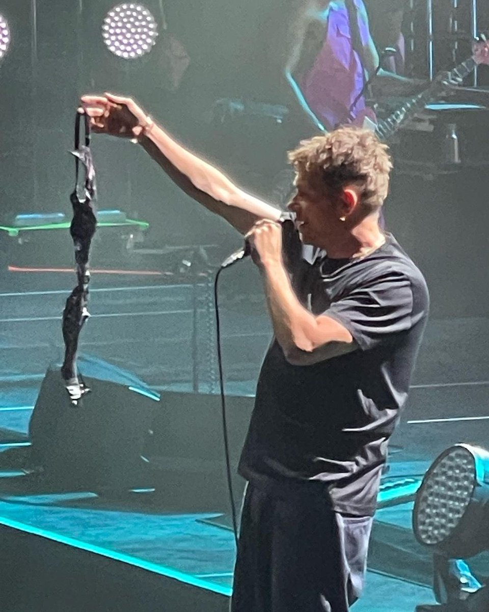 Someone threw a bra at Damon during 19-2000 LOL 😅 @gorillaz in