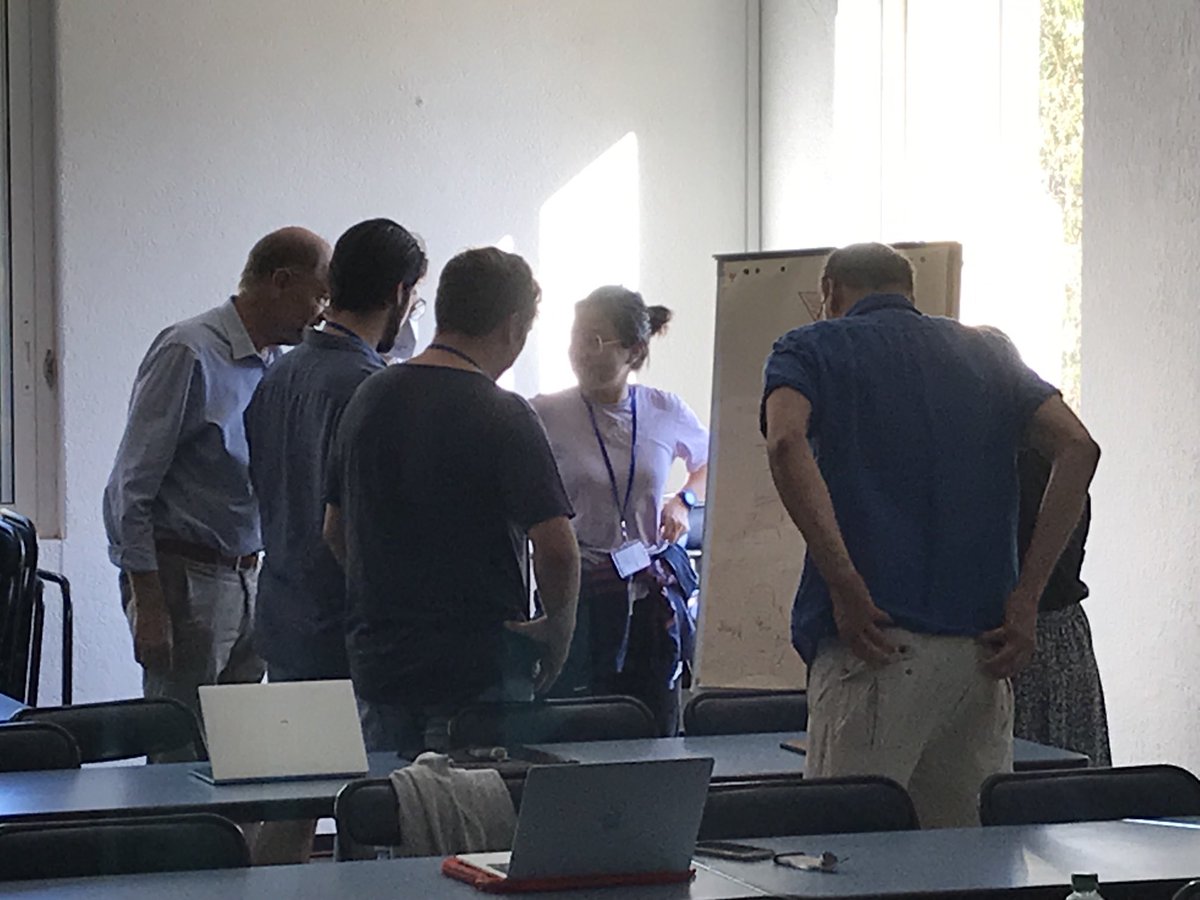 ebeam2022's tweet photo. Pieter encouraging to design your own microscope! https://t.co/O2j6zFEqBp