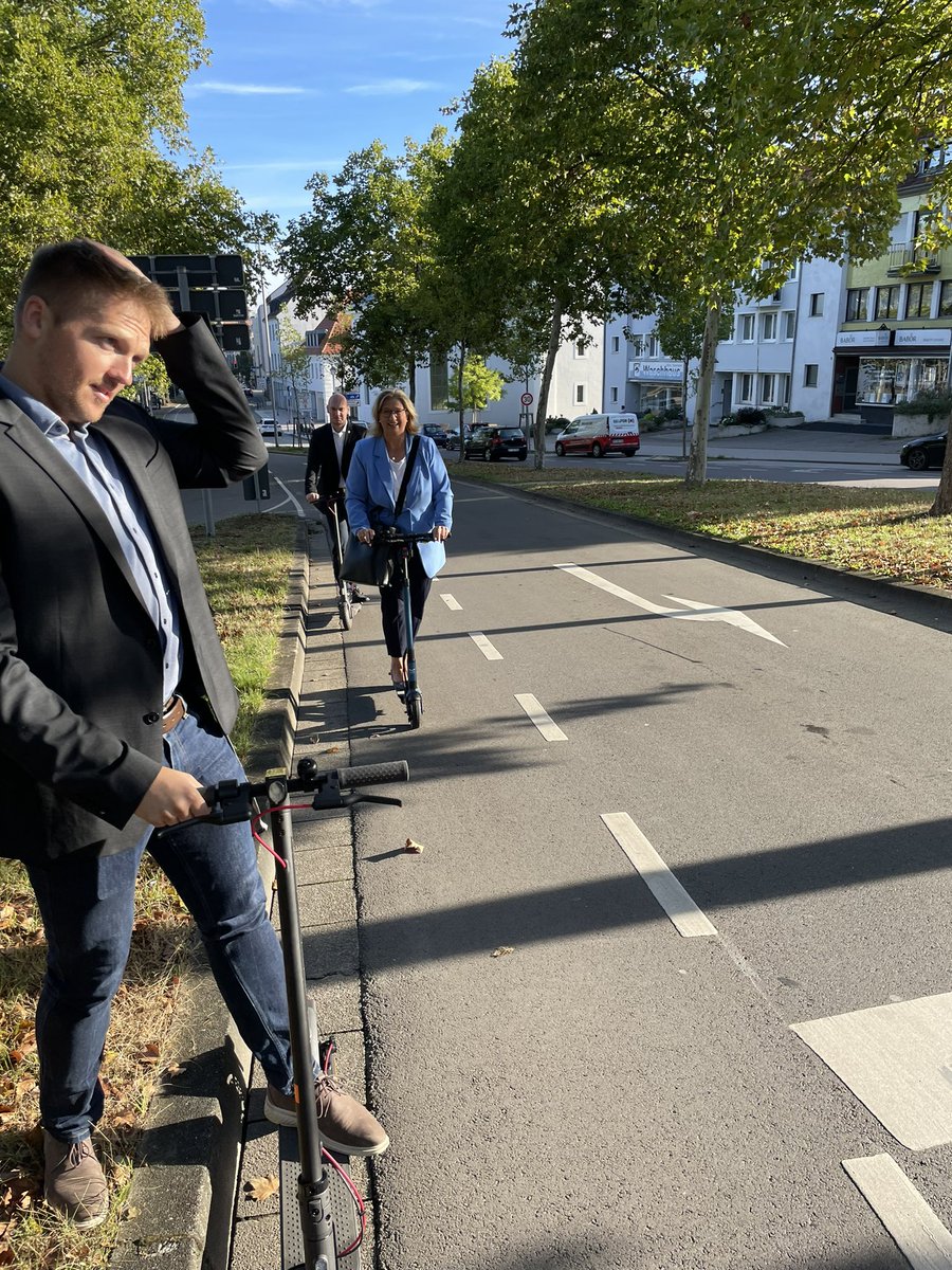 Wie die Ministerpräsidentin des Saarlandes <a href="/AnkeRehlinger/">Anke Rehlinger</a> heute in die <a href="/SPDFraktionSaar/">SPD-Fraktion Saar</a> fuhr. #cruisen #InfoTweet