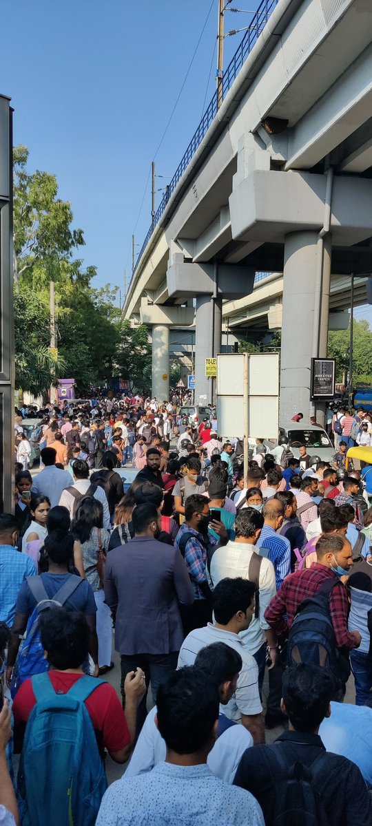mannuupadhyay25's tweet photo. @naveenagirotra @OfficialDMRC Next level adventure 🥲🥲 https://t.co/ywXXE8pQbD