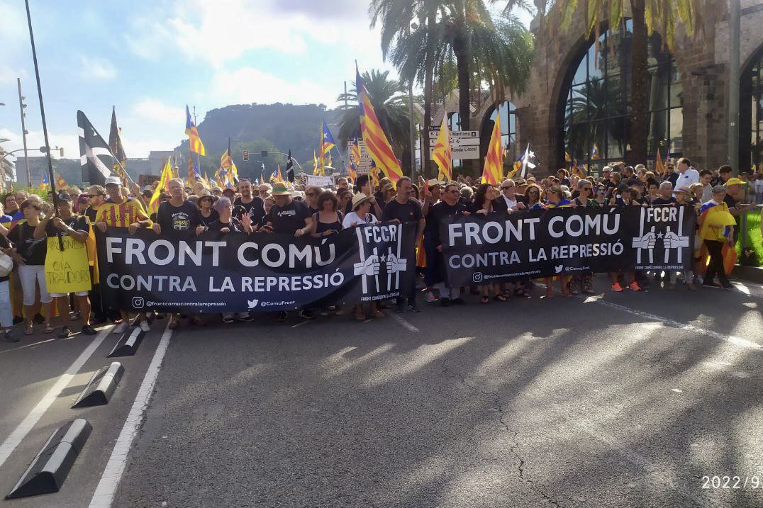 Ahir vam estar a la capçalera de la manifestació de la #Diada2022 Perquè la lluita contra la repressió de l'Estat espanyol i la complicitat autonomista només té una via efectiva i és la de la #independència i el treball per un país just.

#FronComúPerLaRepressió