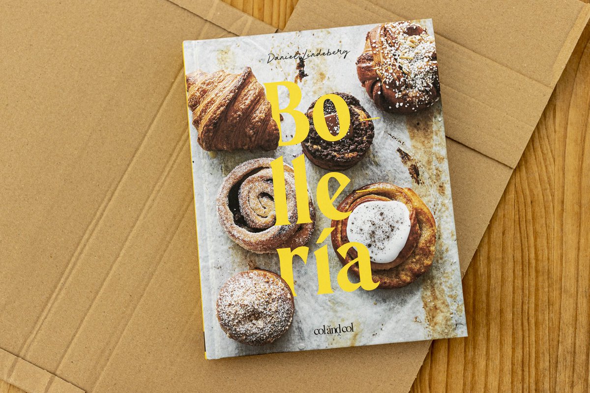 col_and_col's tweet photo. A la venta el 14!
¡Bollos, bollos y más bollos! El #panadero y #repostero sueco, Daniel Lindeberg, nos contagia su pasión por la bollería a través de 50 recetas en las que la mantequilla, la harina y el azúcar se combinan en tiernos y esponjosos bocados que prometen endulzarnos. https://t.co/jbRoviJPCW