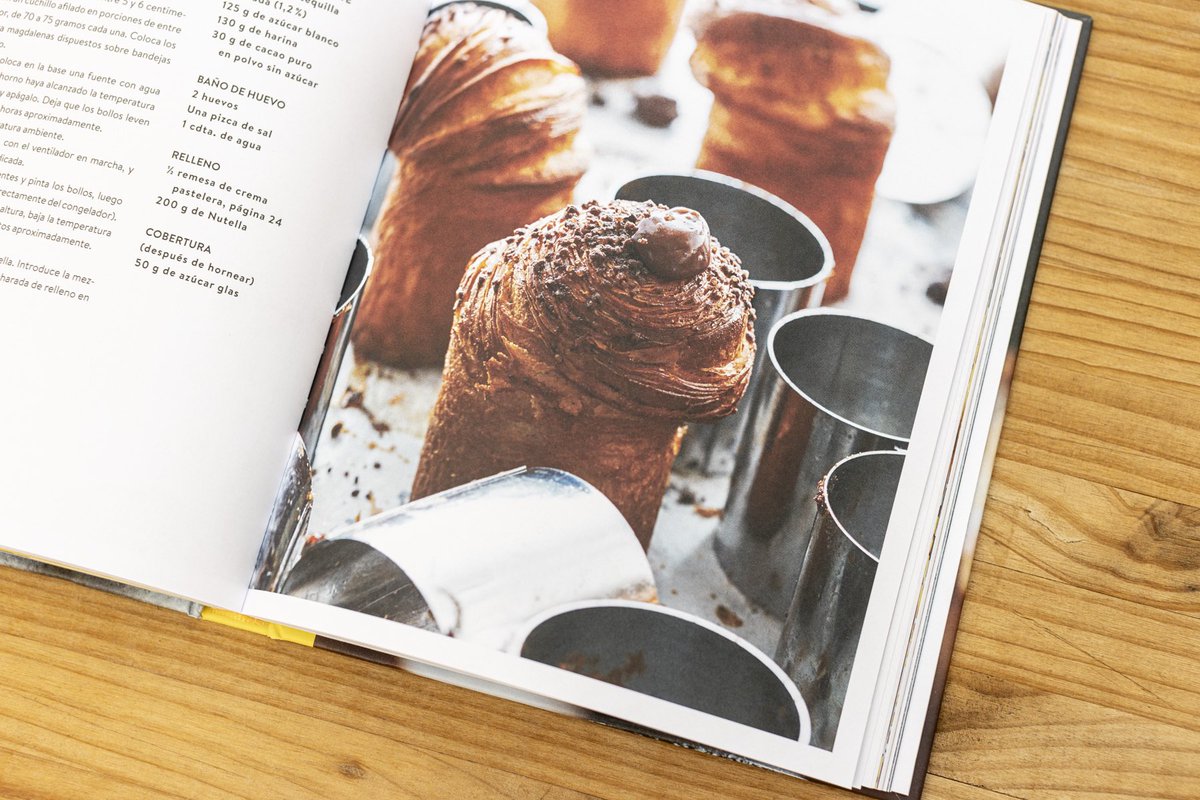 col_and_col's tweet photo. A la venta el 14!
¡Bollos, bollos y más bollos! El #panadero y #repostero sueco, Daniel Lindeberg, nos contagia su pasión por la bollería a través de 50 recetas en las que la mantequilla, la harina y el azúcar se combinan en tiernos y esponjosos bocados que prometen endulzarnos. https://t.co/jbRoviJPCW