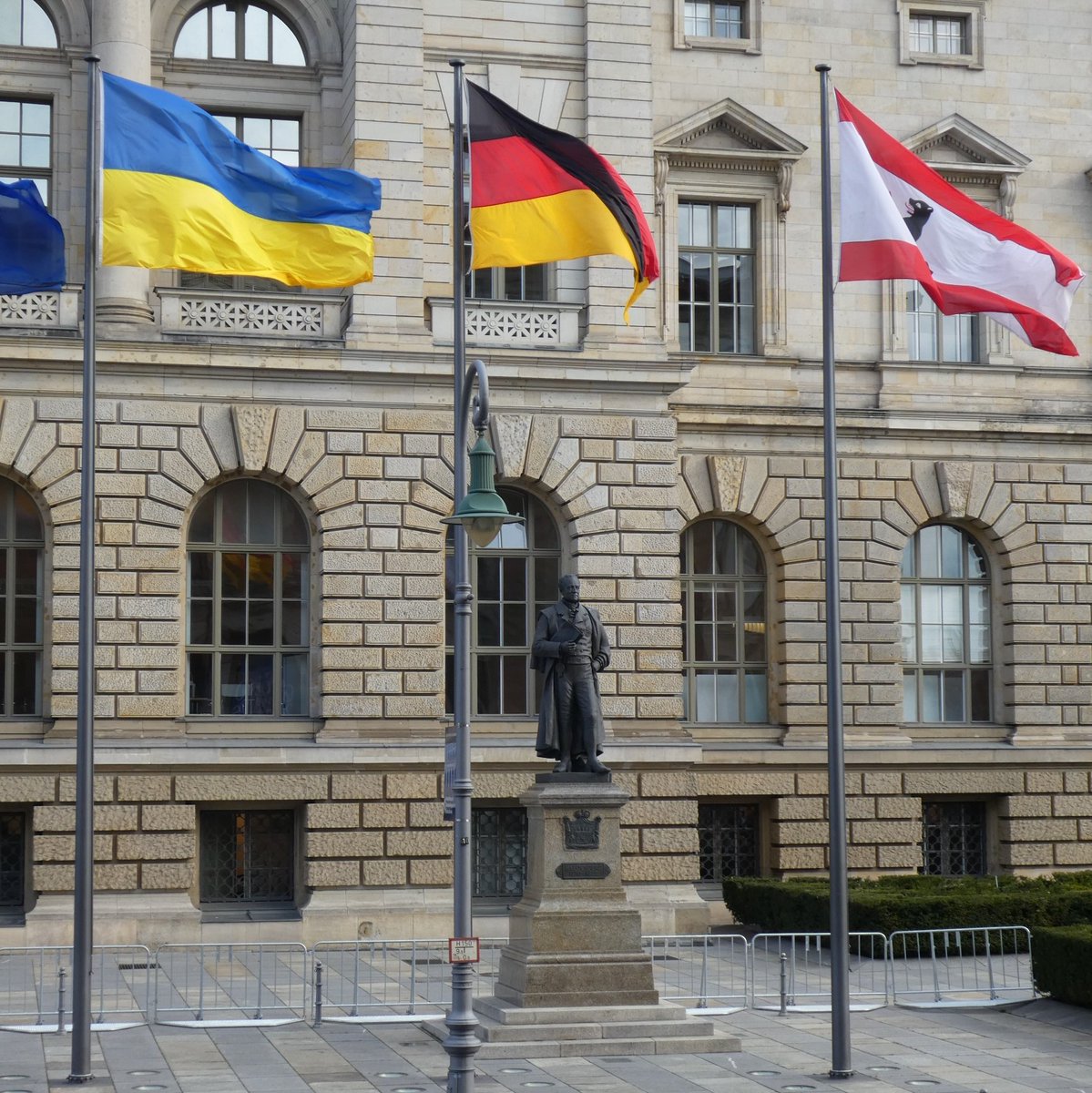 Förderung, Grundstücke, Kooperation
Heute #WohnungsbauGenossenschaften im <a href="/AGH_Berlin/">Abgeordnetenhaus von Berlin</a> Ausschuss #Stadtwohn
Mit @studenten_dorf @BBU_Wohnen #Charlotte #GrüneMitte #OstseePlatz #GIMA
