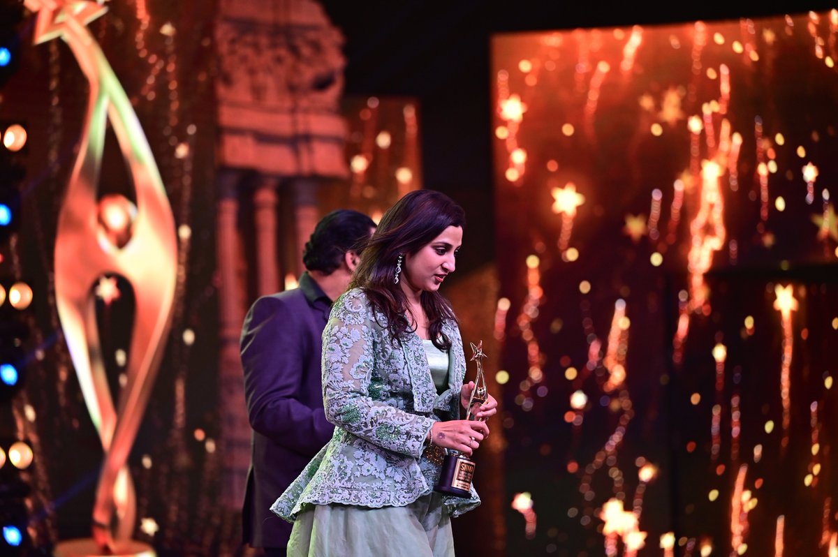 #KangnaRanaut in Thalaivii won our hearts. She has won the Best Actress in a Leading Role (Tamil) for the same as well. Congratulations!
We thank Brinda Prasad for accepting the award on her behalf.
#siima2022