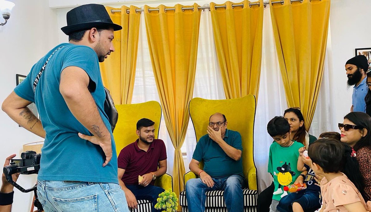 directorrahulk's tweet photo. Behind the scene explaining the scene to a Bollywood actor Manoj Bakshi 

@imanojbakshi @faraazfarry @IbadurRehmaan @aarifahemad @saurabhtyagijolly @f_k_badshah Gitesh Sharma

#lulumoluentertainment 
#directorrahulkhan #sahilchoudhary #manojbakshi 
#parisentertainmentindia https://t.co/TdzFQApYwx
