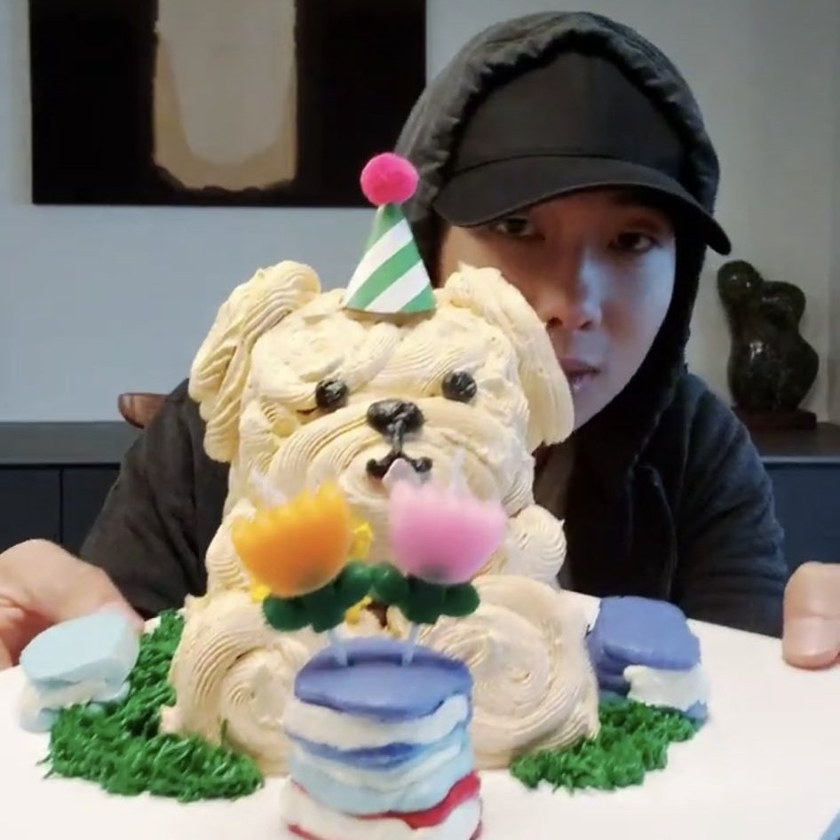 wangteaco's tweet photo. jungkook cake                    namjoon cake https://t.co/ahehnjCvjS