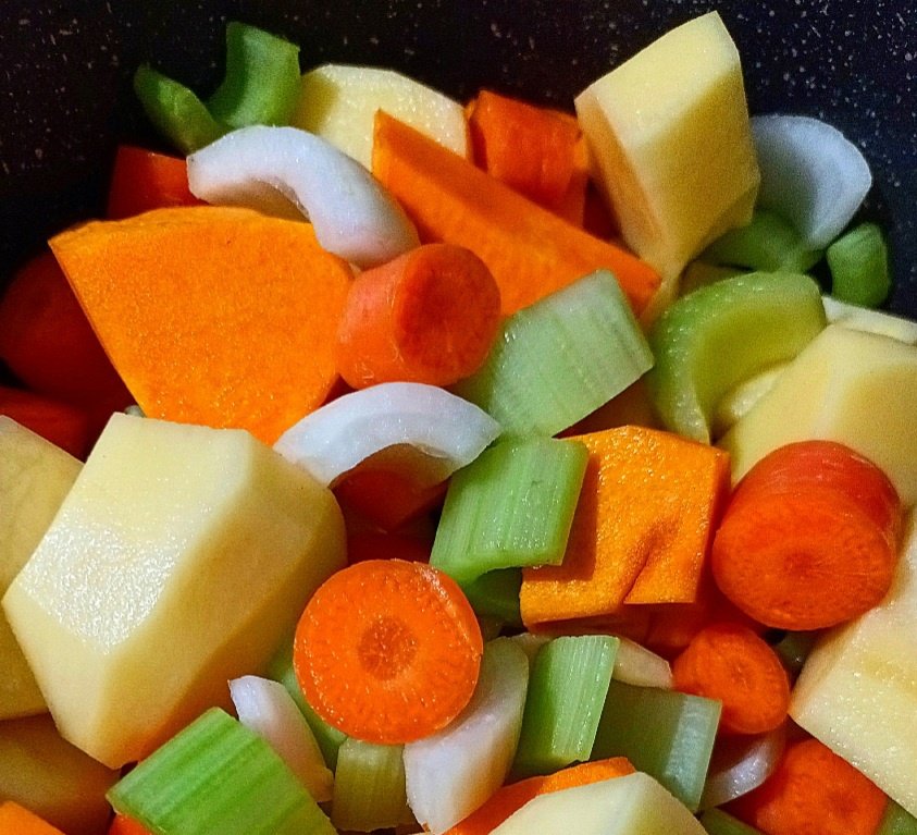 I'm making Vegetable Soup for dinner tonight 🥔🎃🧅🌱🥕 
#soup #vegetables #vegetablesoup #dinner #delicious #healthy #HealthyFood #food #foodie #foodphotography