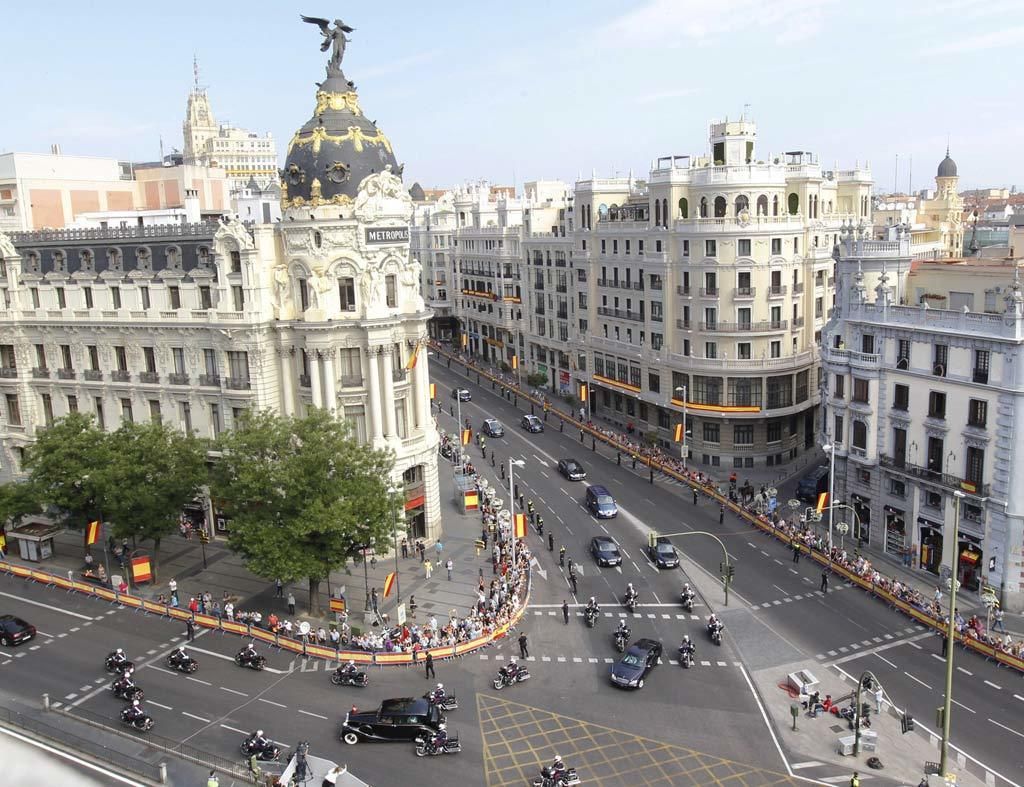 UnSrdeBarcelona's tweet photo. Una de las 2 fotografías es el cortejo fúnebre de la reina Isabel II; la otra, el desfile del día de la coronación de Felipe VI...

A ver si adivinas cual es cual...

Like: Izda Felipe, derecha Isabel

RT: Izda Isabel, derecha Felipe https://t.co/wTRtFNNcFk