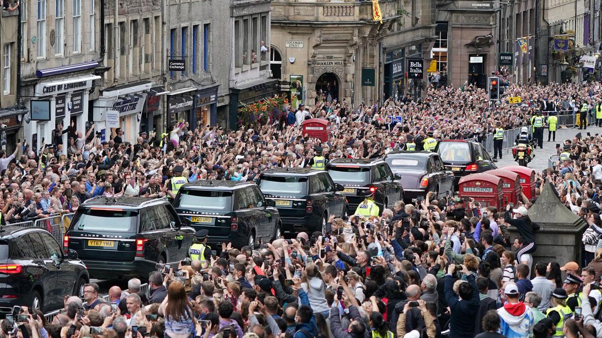 UnSrdeBarcelona's tweet photo. Una de las 2 fotografías es el cortejo fúnebre de la reina Isabel II; la otra, el desfile del día de la coronación de Felipe VI...

A ver si adivinas cual es cual...

Like: Izda Felipe, derecha Isabel

RT: Izda Isabel, derecha Felipe https://t.co/wTRtFNNcFk