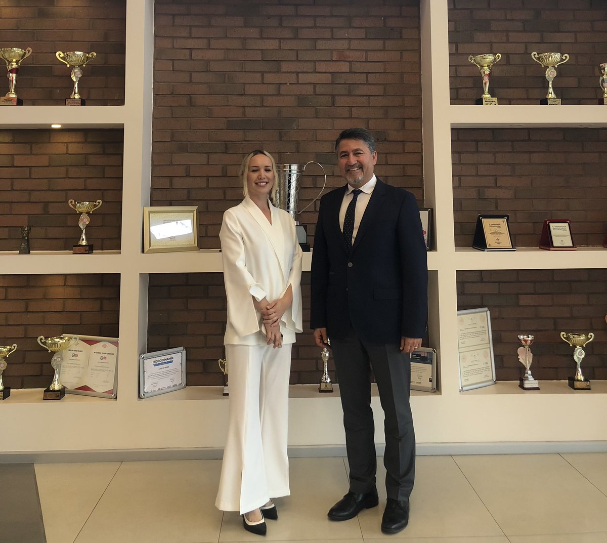 Okulumuzun açılış gününde bizlerle birlikte olan Üstün Potansiyelliler Koordinatörümüz Sn. <a href="/BaharBrbr/">Bahar Berber Akhan</a> ‘e teşekkür ederiz. #BKup