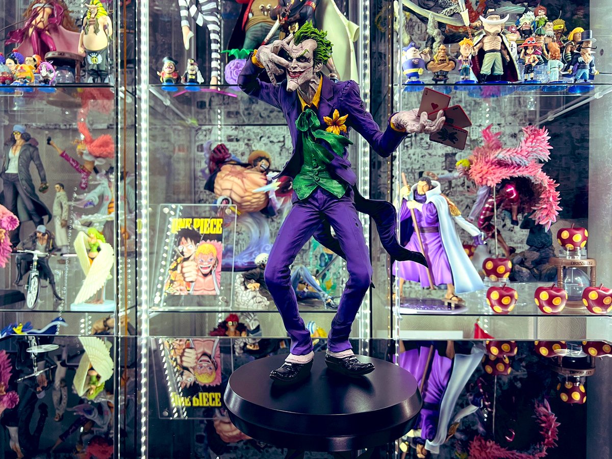 h___h10's tweet photo. ソフビナルJOKER到着🃏
サイトウヒールさん造形✕岩倉さん監修の最強JOKER✨
不敵な笑みに全体の質感、サイズ、文句無しのクォリティです😭
岩倉さんバットマンと📸
#DC #JOKER #ジョーカー #バットマン #sofbinal #ソフビナル https://t.co/tHMUfHrA9m