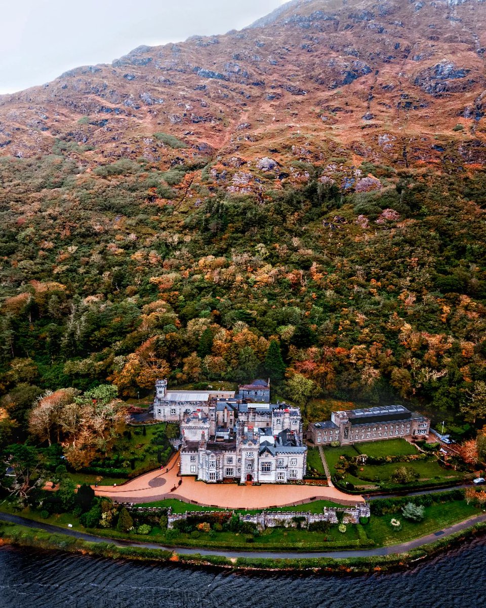 Talk about majestic!

📍Kylemore Abbey, County Galway

📸 instagram.com/_arjun_k/