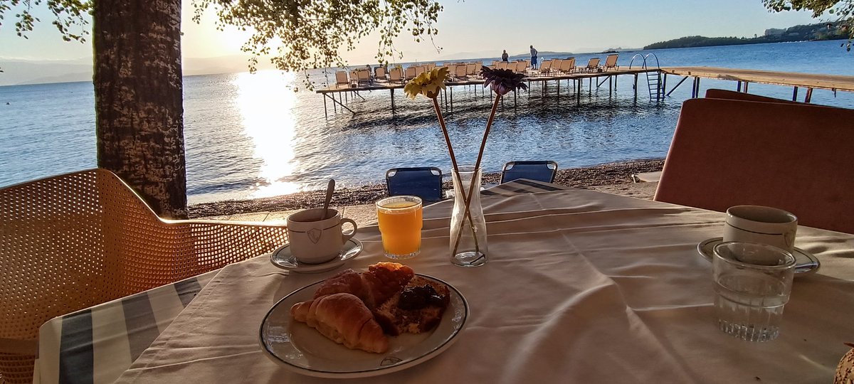 Ivan_Fernandez8's tweet photo. El desayuno con las mejores vistas de mi vida!!!! #Corfú #Grecia https://t.co/wOQoyC6w2i