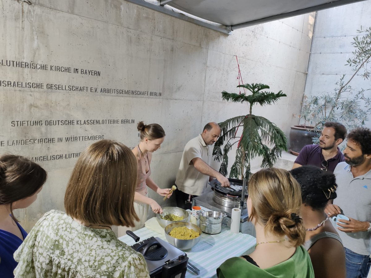 asf_ev's tweet photo. Im August fand unser deutsch-israelisches Sommerlager statt: die Teilnehmer*innen setzten sich mit Geschichte & Gegenwart beider Länder aus einer queeren Perspektive auseinander. Danke für Förderung an #ConAct, die #AxelSpringerStiftung sowie die #HannchenMehrzweckStiftung.
© ASF https://t.co/PrOHusjYJe
