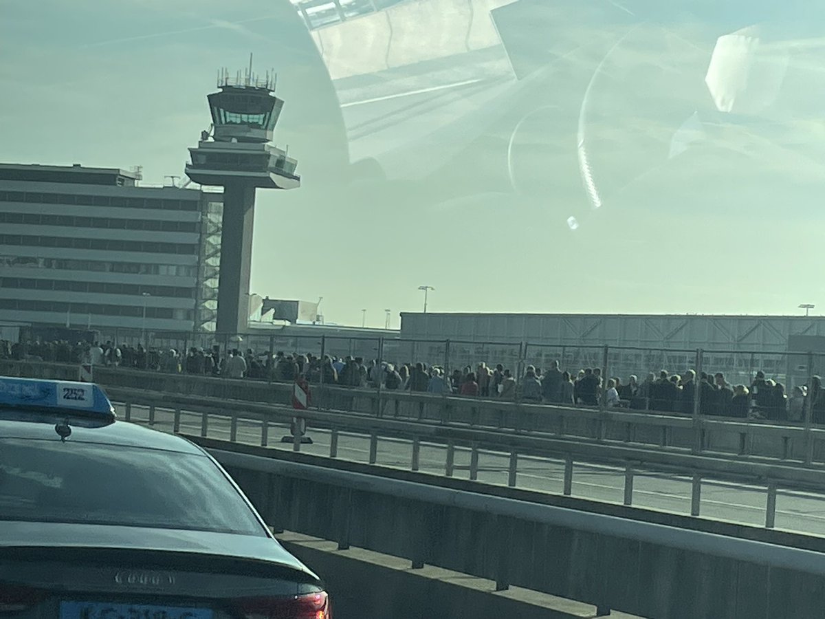 randre's tweet photo. #Schiphol check-in line extending outside …. 😨 https://t.co/75P0fmL2gC