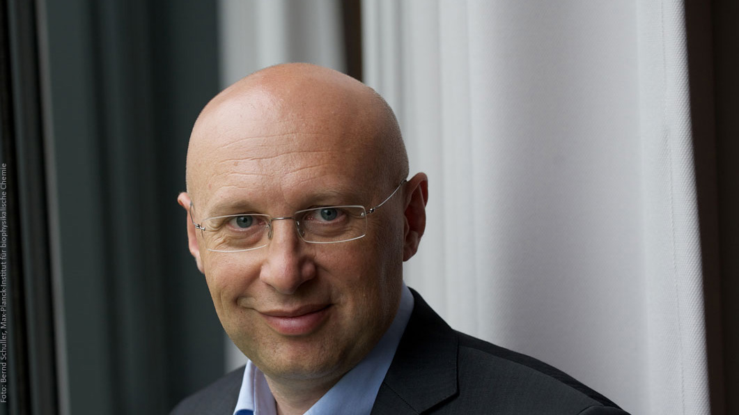 Leopoldina's tweet photo. Hochauflösung mit #Fluoreszenzmikroskopie: Physiker Stefan Hell @MPI_BGC konnte mit neuen Verfahren die Dynamik und Organisation von Molekülen in lebenden #Zellen und #Gewebe erfassen. Dafür wurde der #Nobelpreisträger in den Orden Pour le mérite gewählt: https://t.co/m0fgzoPhTb https://t.co/tZRbXn2l7z
