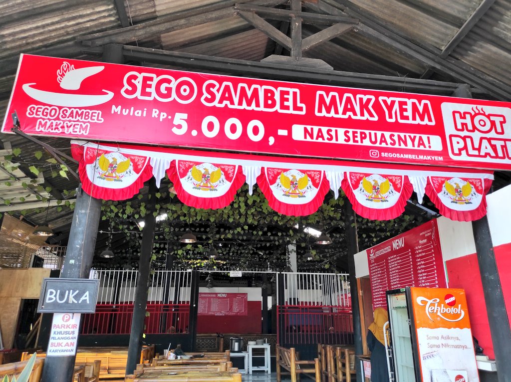 Widino's tweet photo. <<EXPLORE KULINER BATU>>

SEGO SAMBEL MAK YEM

Busyet ini gw makan sampe kelojotan pedesnya nampol. Beneran deh, ini enak pake bgt tp kurang famous keknya. Murah bgt lagi, nasi gratis bebas ambil sepuasnya. Gw pesen sego sambel udang + es teh cuma 19ribu https://t.co/JQBDXCd7Li