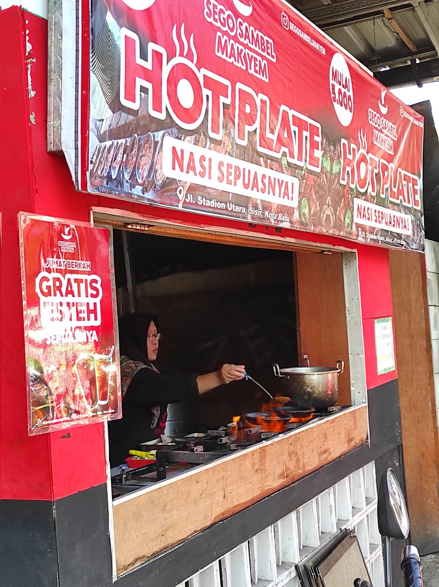 Widino's tweet photo. <<EXPLORE KULINER BATU>>

SEGO SAMBEL MAK YEM

Busyet ini gw makan sampe kelojotan pedesnya nampol. Beneran deh, ini enak pake bgt tp kurang famous keknya. Murah bgt lagi, nasi gratis bebas ambil sepuasnya. Gw pesen sego sambel udang + es teh cuma 19ribu https://t.co/JQBDXCd7Li