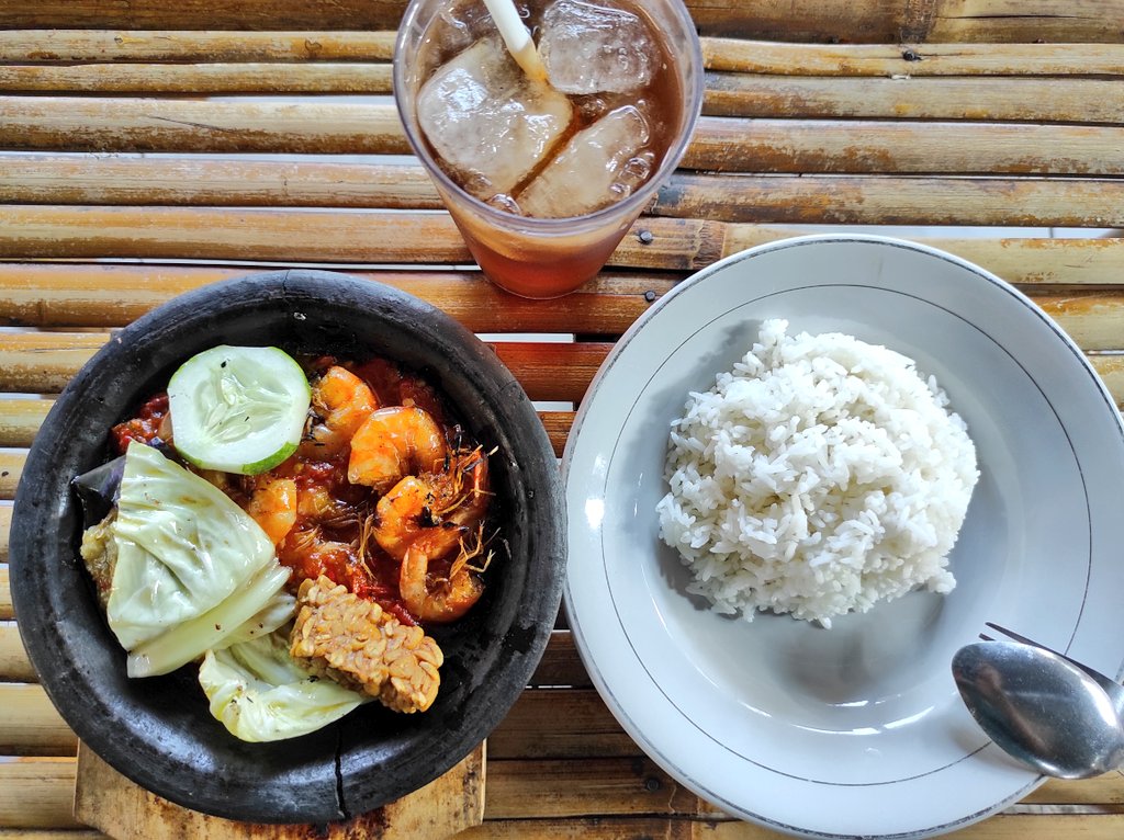 Widino's tweet photo. <<EXPLORE KULINER BATU>>

SEGO SAMBEL MAK YEM

Busyet ini gw makan sampe kelojotan pedesnya nampol. Beneran deh, ini enak pake bgt tp kurang famous keknya. Murah bgt lagi, nasi gratis bebas ambil sepuasnya. Gw pesen sego sambel udang + es teh cuma 19ribu https://t.co/JQBDXCd7Li