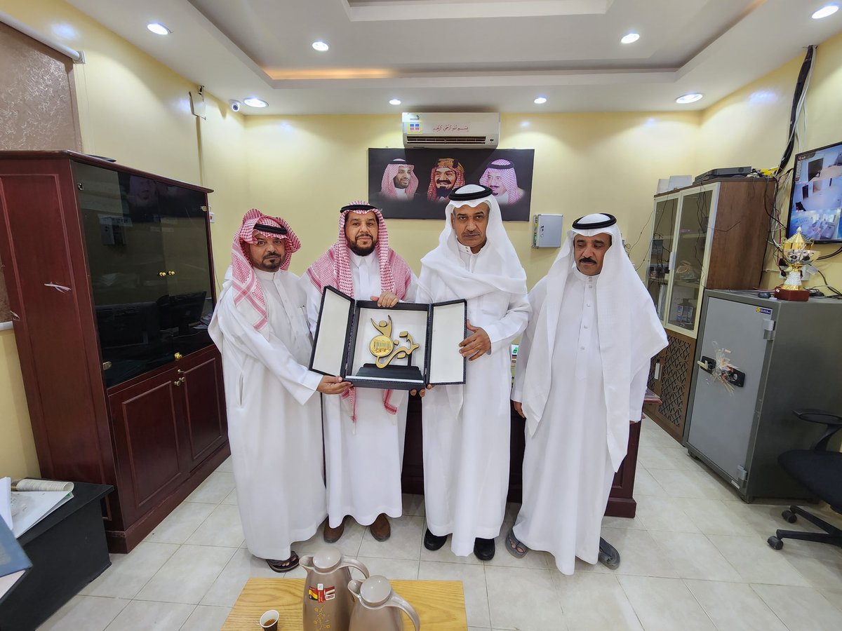 moe_hud's tweet photo. مدير عام #تعليم_الحدود_الشمالية يكرّم المعلم حميد بن عايد الرويلي نظير جهوده و أمانته في أداء مهامه بتميز و إتقان . https://t.co/dSxY9PmUrs