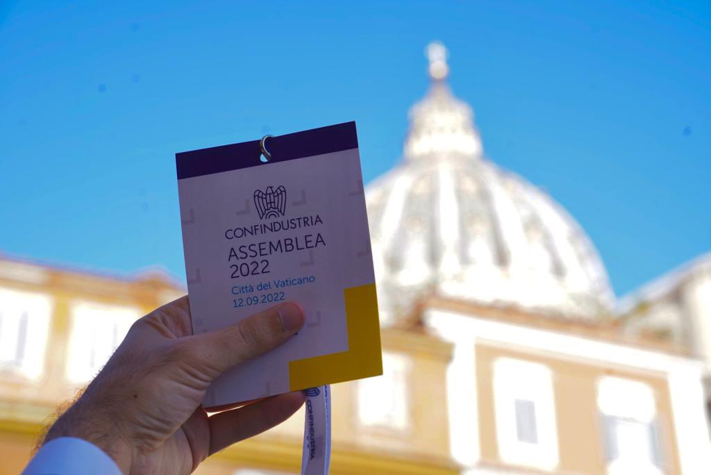 Confindustria's tweet photo. L’Assemblea #Confindustria2022 presso la Sala Nervi in Città del Vaticano sta per iniziare. Ascolteremo l’intervento del Presidente @CarloBonomi_ , a seguire l’Udienza del Santo Padre.

Segui la diretta streaming dalle ore 10.30 ➡️ https://t.co/1UmvaP5YAm https://t.co/B2AXX8Ohi5
