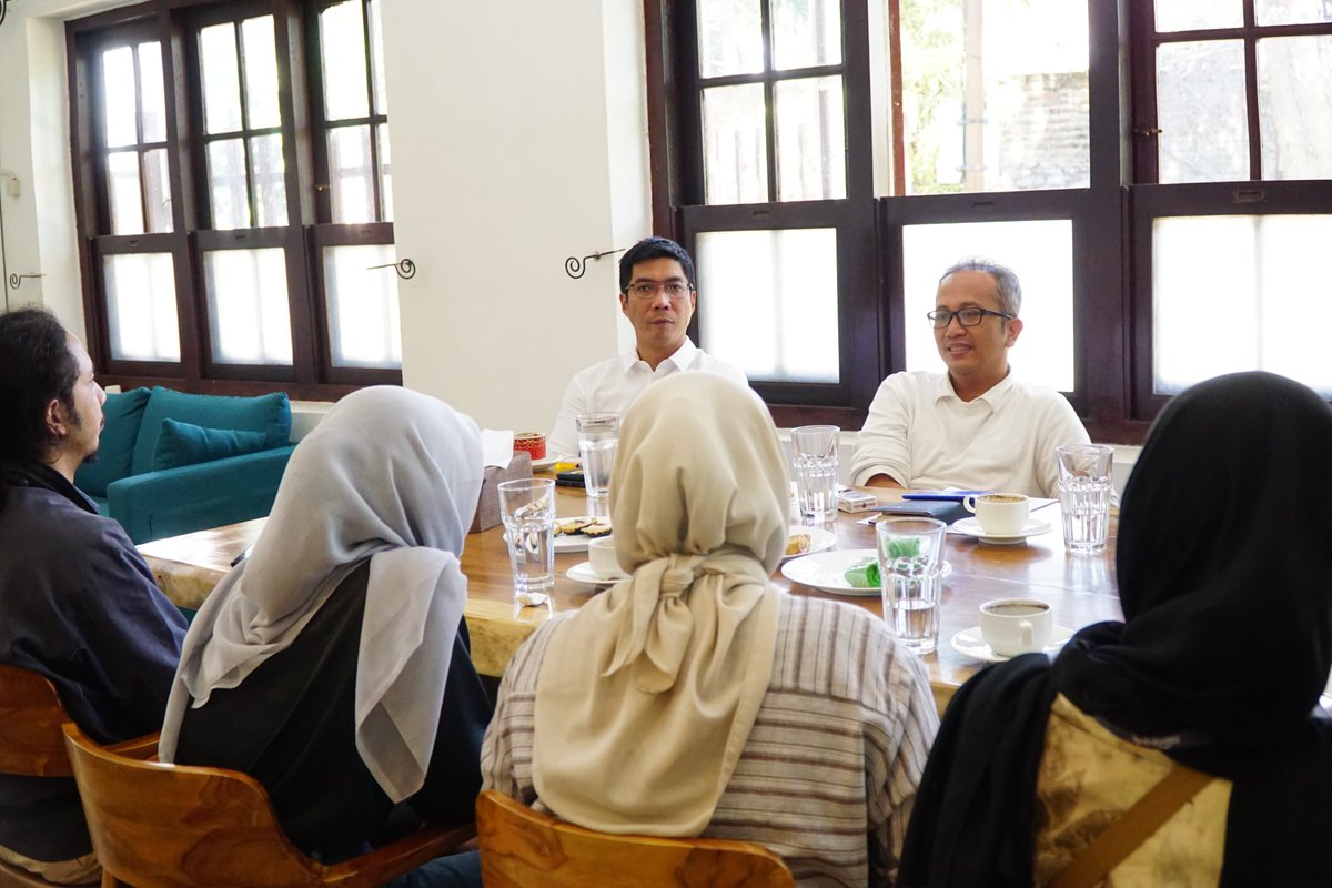RinoLande23's tweet photo. Hari ini saya bertemu dengan mahasiswa pegiat Pers Mahasiswa dan Fotografi di Malang. Saya merasa seperti melihat diri saya 22 tahun yang lalu saat masih mahasiswa. Bergiat dalam bidang yang sama.
#RinoLande
#GenerasiMuda
#Bersamakitabisa
#BahagiamuSemangatku
#GenerasiMuda https://t.co/oltqR9vckF