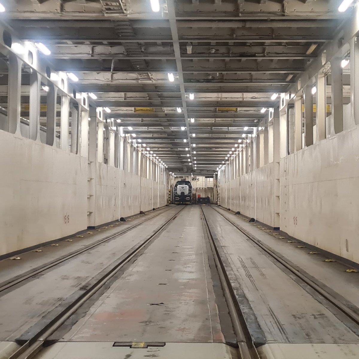 Včerejší den strávila lokomotiva 744.144 na palubě trajektu společnosti <a href="/StenaLine/">Stena Line</a>, která drahocenný náklad přepravila z německého Rostocku do švédského Telleborgu. Dnes absolvuje poslední část cesty do Göteborgu, kde bude předána zákazníkovi.
📸 Jan Bauer