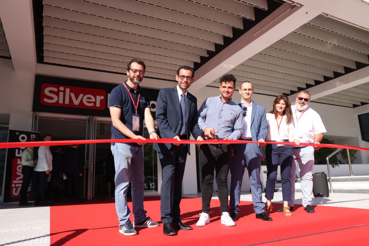 Silver Eco (@silvereco_fr) on Twitter photo J-J c’est parti nous vous souhaitons la bienvenue pour ce Festival #SilverEco 2022! #romainganneau #thomasberettoni #joanavince #didiervescovi #gregoribonetto et <a href="/JPigniez/">Jérôme Pigniez</a> inaugurent l’ouverture du Festival en coupant le bandeau rouge en haut des escaliers du Palais des Festival! J-J c’est parti nous vous souhaitons la bienvenue pour ce Festival #SilverEco 2022! #romainganneau #thomasberettoni #joanavince #didiervescovi #gregoribonetto et <a href="/JPigniez/">Jérôme Pigniez</a> inaugurent l’ouverture du Festival en coupant le bandeau rouge en haut des escaliers du Palais des Festival!