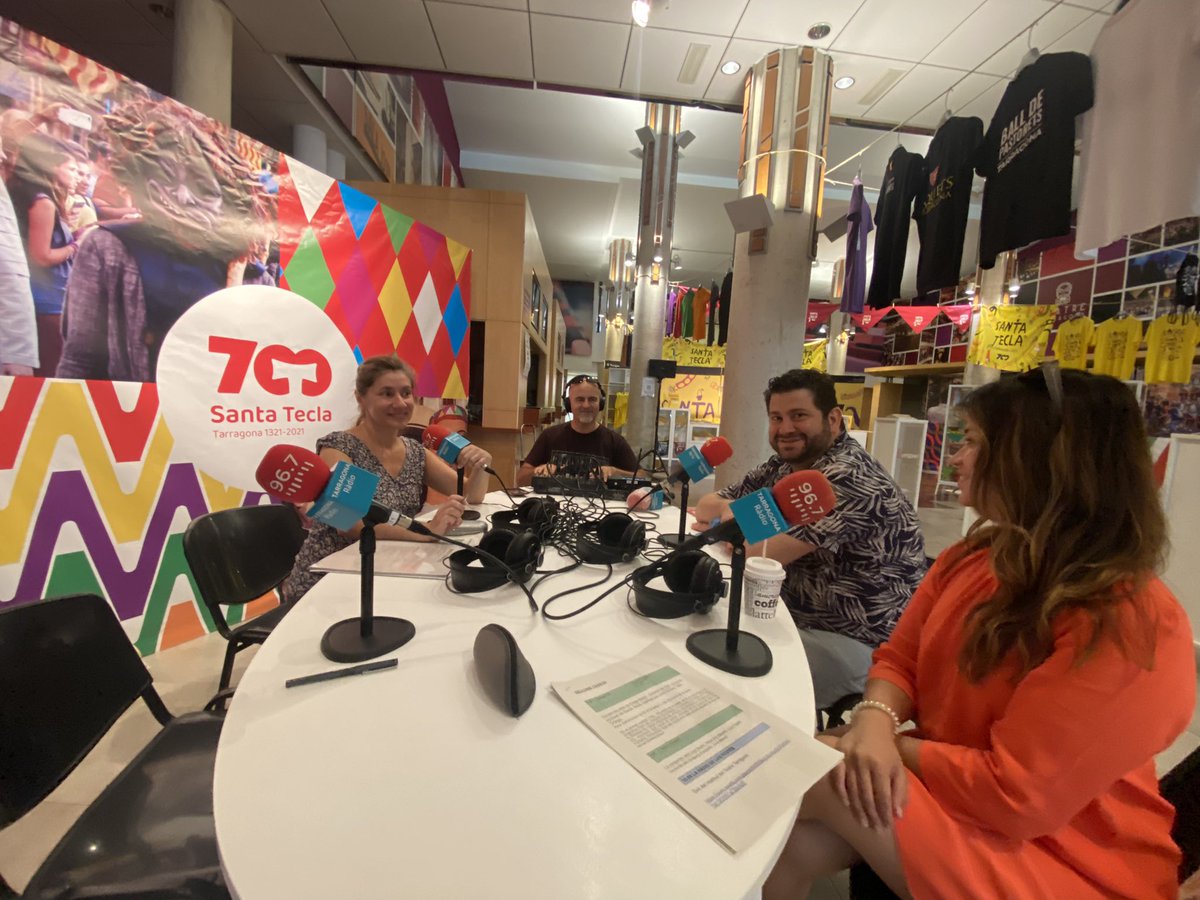 Arrenca ‘La ràdio de les Festes’ al vestíbul del Teatre Tarragona. Va, sintonitzeu 🎧 (96.7fm) que això ja sona! 
Obrim amb la consellera de Festes <a href="/Inesicasole/">INÉSica</a>, i també amb <a href="/MarcChornet/">Marc Chornet Artells</a> i <a href="/Jcreusgarcia/">JULIA CREUS GARCIA</a>, amb ‘Setembre’, l’espectacle inaugural de les 700 Tecles. 
<a href="/SantateclaTGN/">Santa Tecla Tarragona</a>