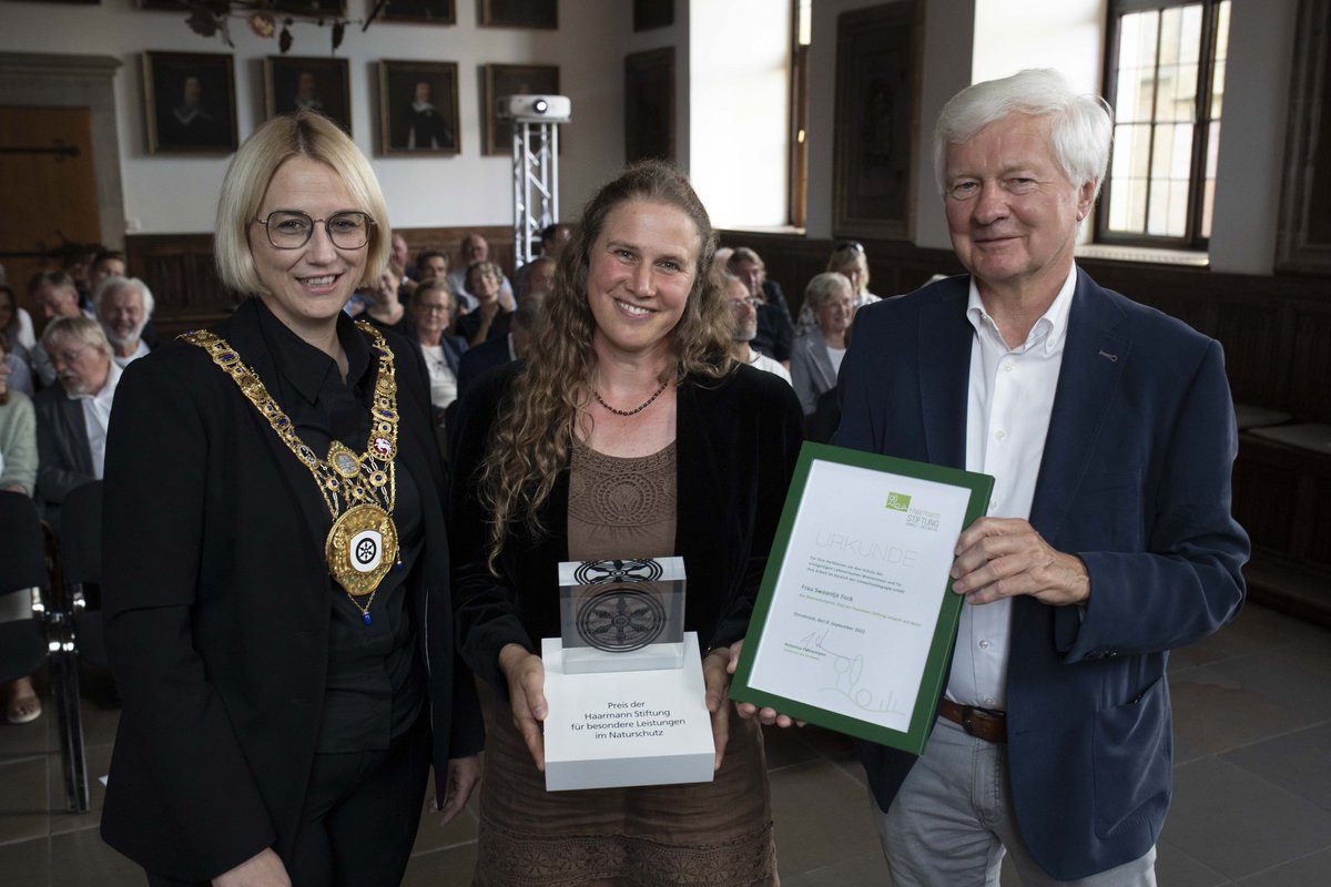Helmut Hillebrand (@hhillebr1) on Twitter photo Congratulations to Swaantje Fock who #welldeserved received the environmental award of the Haarmann-Stiftung <a href="/StadtOsnabrueck/">Stadt Osnabrück</a>. <a href="/dfg_public/">DFG public | @dfg_public@wisskomm.social</a> funded research initiatives <a href="/DynaComProject/">DynaCom</a> & #dynadeep strongly rely on her great work at the Wittbülten research station on #Spiekeroog. Congratulations to Swaantje Fock who #welldeserved received the environmental award of the Haarmann-Stiftung <a href="/StadtOsnabrueck/">Stadt Osnabrück</a>. <a href="/dfg_public/">DFG public | @dfg_public@wisskomm.social</a> funded research initiatives <a href="/DynaComProject/">DynaCom</a> & #dynadeep strongly rely on her great work at the Wittbülten research station on #Spiekeroog.