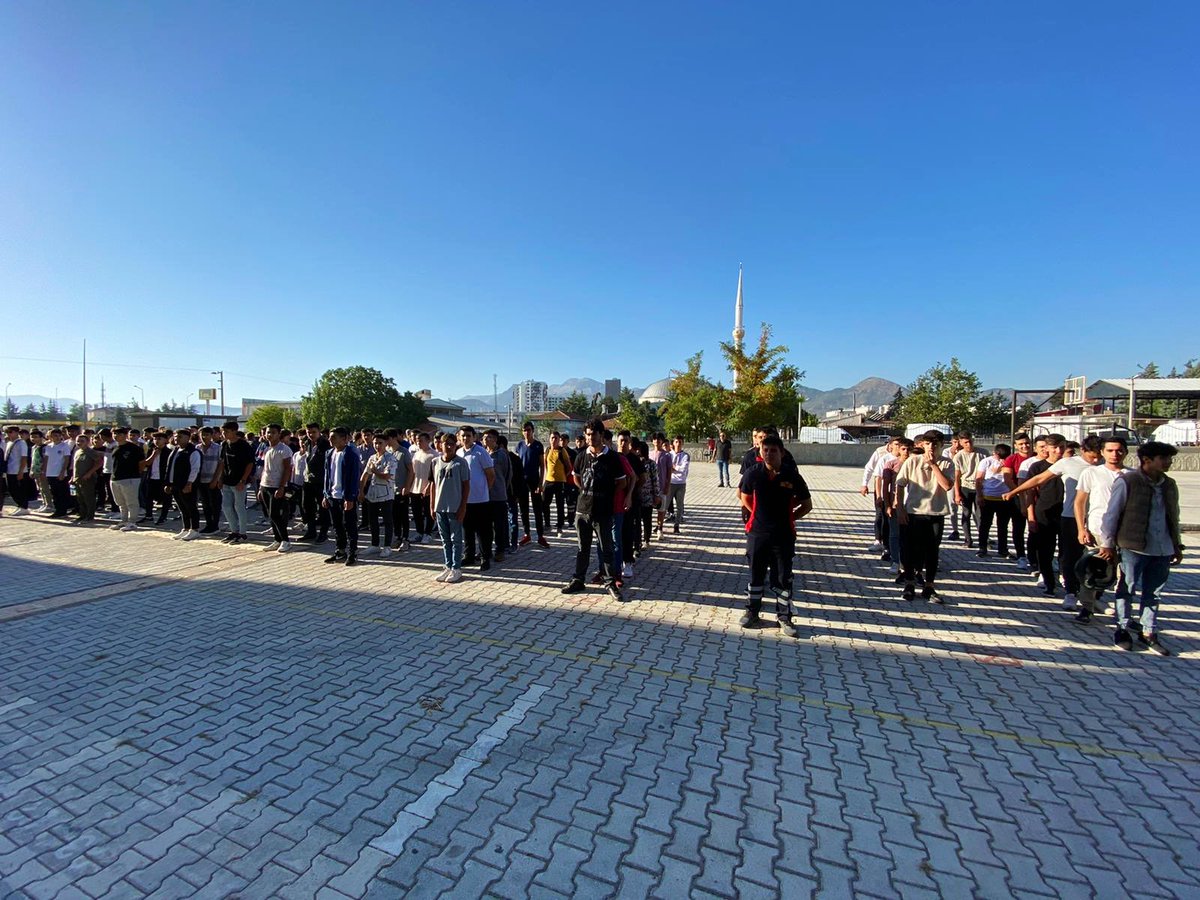 IspartaTSO's tweet photo. ITSO Başkanımız Sn. @mututar ve Meclis Başkanımız Sn. Osman Şahlan TOBB Isparta Mesleki ve Teknik Anadolu Lisemizi ziyaret ederek 2022-2023 Eğitim-Öğretim Yılı’nın tüm öğrencilerimize ve öğretmenlerimize hayırlı olmasını diledi. https://t.co/Rs31YE9Sh1