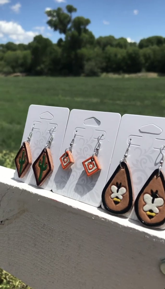 esmegeh's tweet photo. Ojalá todos puedan apreciar el pequeño negocio de mi hermano, después de autoenseñarse y refinar sus técnicas usadas en el arte en piel, estas son pocas de las cosas que el hace con sus manos, más orgullosa de él no puedo estar🥹❤️ apoyemos los pequeños negocios 🫶🏻 https://t.co/KtwREtSYa2