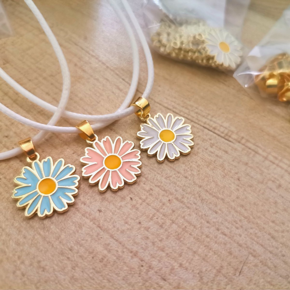 247kstore's tweet photo. #247Kstore #247PHGiveaway 
🌼BeTS In Manila Freebies🌼

Hello Carats! 🤗
I'll be giving away handmade necklace made by yours truly with unofficial photocard this October 9. Open for team concert and team labas.

#Seventeen
#BeTSinMNL https://t.co/t0MX2HE3xa