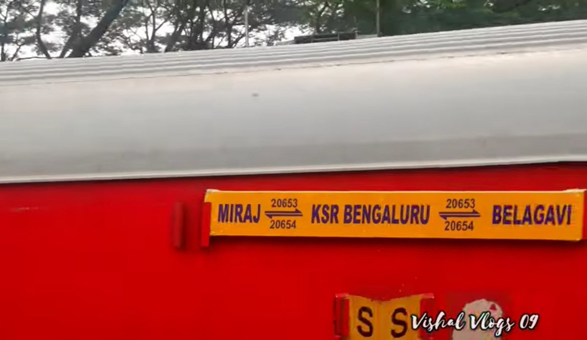 lukman_hkm01's tweet photo. @drmsbc @GMSWR Nameboard reads Rani Chennamma Exp as 20653/54. Might again cause confusion between #Miraj bound #Ranichennammaexpress & #Belagavi SF Express. https://t.co/DwxVyfYtsJ