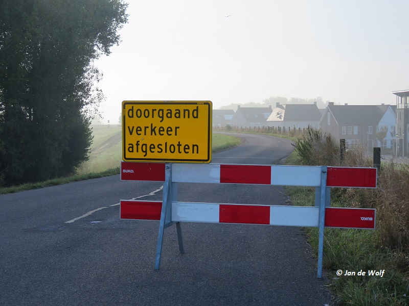 Hier op de #dijk in #Druten hebben ze er weer een #puinhoop van gemaakt door dit bord te plaatsen zonder een #voorwaarschuwing te plaatsen dus regelmatig loopt er een wagen vast die niet weet dat de dijk is #afgesloten ! <a href="/gemeentedruten/">Gemeente Druten</a> erg slim gedaan !