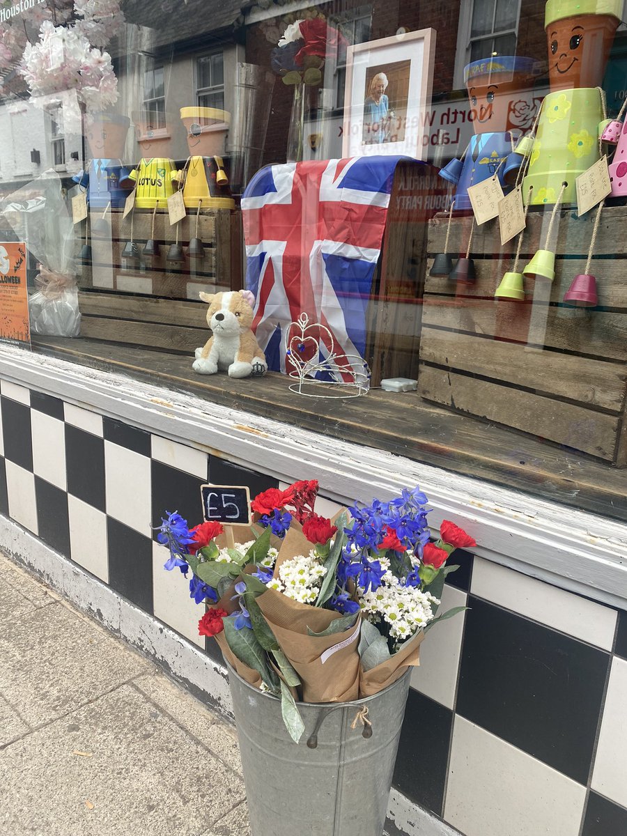 Our Red❤️White🤍and Blue💙£5 bunches will be available all week. Grab yours now! 

📞01553 278710
🛍23 St James Street ,Kings Lynn ,PE30 5DA.

#localbusiness #localflorist #kingslynn #discoverkingslynn #funeralflowers #weddingflorals #kingslynnflorist #ordernow #freshflowers