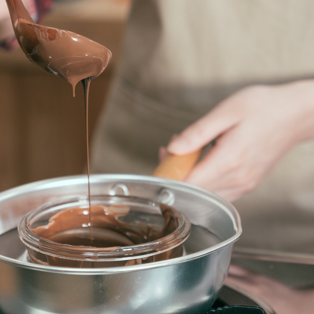 CocoTerraCo's tweet photo. To prevent chocolate from burning, melting the chocolate in a double-boiler or bain-marie is a safe option. It's easy to do at home just by stacking one pot on top of another. Put water in the bottom pot and heat it over low heat.
#chocolate #bainmariechocolate #makechocolate https://t.co/GzFnFBV9mc