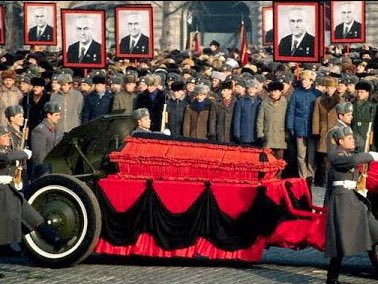 Vuelo7988's tweet photo. #1984AñoNovela (!)

🎥 Fallece el pte. soviético #YuriAndrópov . K. #Chernenko asume la presidencia de la #UniónSoviética 

🤺La #URSS no participa en los @juegosolimpicos de #LosÁngeles España:🥈en 🏀 #Basket 

«Aquel año 84»
#EquívocosÁrbolesCaligrafíasPersonas @MacleinyParker https://t.co/OpT5AdMcay