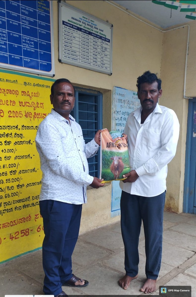 AHVS_Karnataka's tweet photo. ದಿನಾಂಕ 12/09/22 ರಂದು ಕಲಬುರಗಿ ಜಿಲ್ಲೆಯ ಫಿರೋಜಬಾದ ಗ್ರಾಮದ ರೈತರಿಗೆ ಮೆಕ್ಕೆ ಜೋಳದ ಮೇವಿನ ಬೀಜ ವಿತರಣಾ ಕಾರ್ಯಕ್ರಮವನ್ನು ಡಾ ವೈಜನಾಥ ಎಸ್ ಮಮ್ಮನಿ ಹಿರಿಯ ಪಶುವೈದ್ಯಾಧಿಕಾರಿ ರವರ ನೇತೃತ್ವದಲ್ಲಿ ವಿತರಿಸಲಾಯಿತು.
#Kalburgi #Fodderseeds https://t.co/8WH3o8rjC2