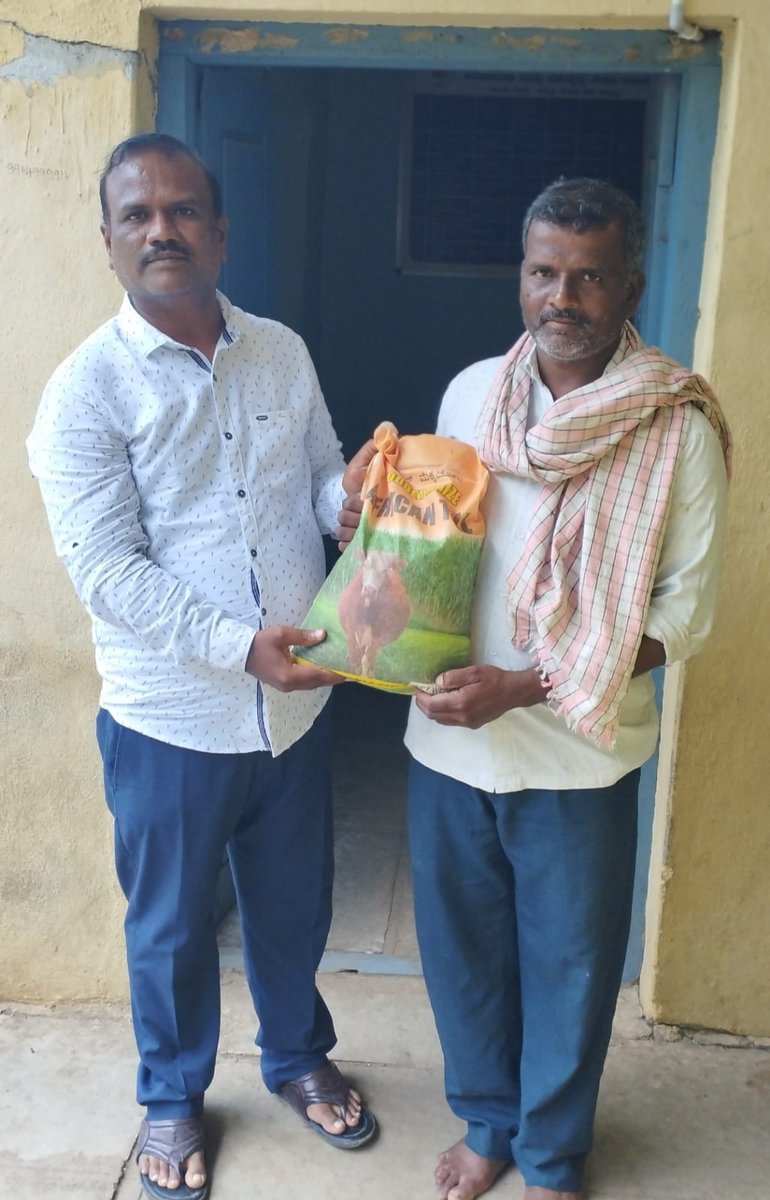 AHVS_Karnataka's tweet photo. ದಿನಾಂಕ 12/09/22 ರಂದು ಕಲಬುರಗಿ ಜಿಲ್ಲೆಯ ಫಿರೋಜಬಾದ ಗ್ರಾಮದ ರೈತರಿಗೆ ಮೆಕ್ಕೆ ಜೋಳದ ಮೇವಿನ ಬೀಜ ವಿತರಣಾ ಕಾರ್ಯಕ್ರಮವನ್ನು ಡಾ ವೈಜನಾಥ ಎಸ್ ಮಮ್ಮನಿ ಹಿರಿಯ ಪಶುವೈದ್ಯಾಧಿಕಾರಿ ರವರ ನೇತೃತ್ವದಲ್ಲಿ ವಿತರಿಸಲಾಯಿತು.
#Kalburgi #Fodderseeds https://t.co/8WH3o8rjC2