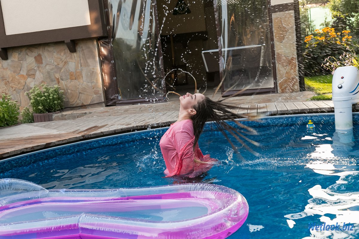 BizWetlook's tweet photo. https://t.co/h7eiHLHPR1
#wethair #wetlookhair #leggings #wetlookleggings #wetleggings #sport #tightleggings #wetlookgirls #wetgirls #poolgirl #pool #nobragirl #legsplit #Feet #bathing #wetlook #wetlookbiz #wetsport #ShowerThoughts #shower #nobragirls #nobra #wetgirl https://t.co/n91XmX8tA8